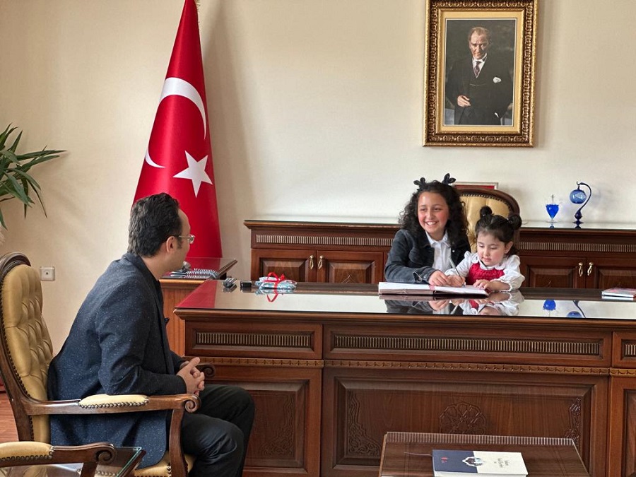  KAYMAKAM VEKİLİ UHUT EMRE KOYUNCU  23 NİSAN NEDENİYLE KOLTUĞUNU GÜZELHİSAR İLKOKULUNDAN HİRANUR BÖLÜKBAŞI'YA DEVRETTİ