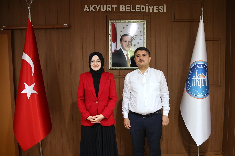 KAYMAKAM MEHMET TUNÇ'TAN AKYURT BELEDİYE BAŞKANI HİLAL AYIK'A VEDA ZİYARETİ