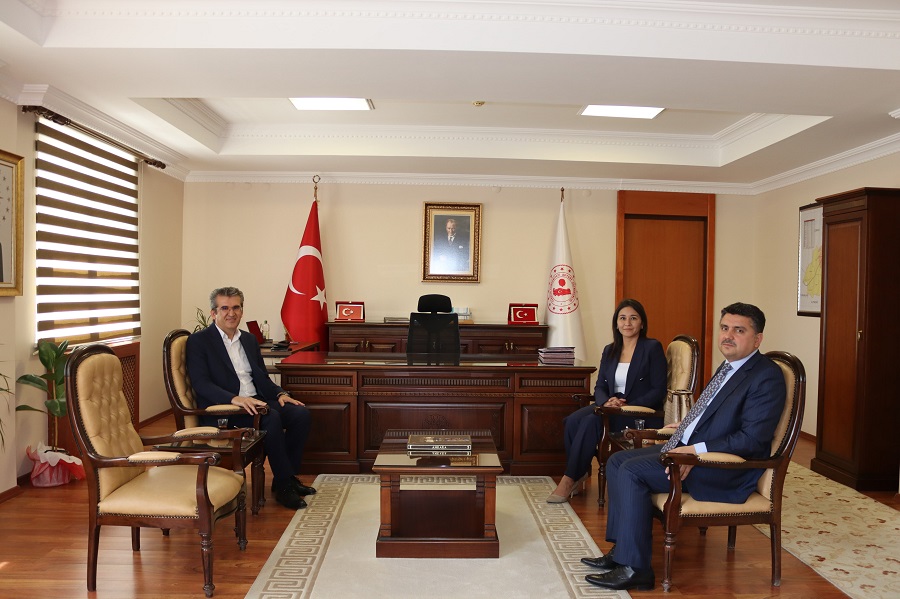 HAKİMLER VE SAVCILAR KURULU MÜFETTİŞİ İSMAİL İBZE VE YARGITAY TETKİK HAKİMİ RUKİYE NUR İBZE’DEN KAYMAKAM MEHMET TUNÇ’A ZİYARET